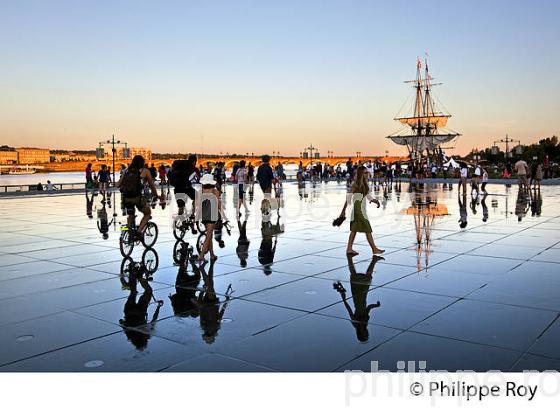 L' HERMIONE ET LE MIROIR D' EAU ,  PLACE DE LA BOURSE,  PORT DE LA LUNE, VILLE DE BORDEAUX, GIRONDE. (33F24227.jpg)