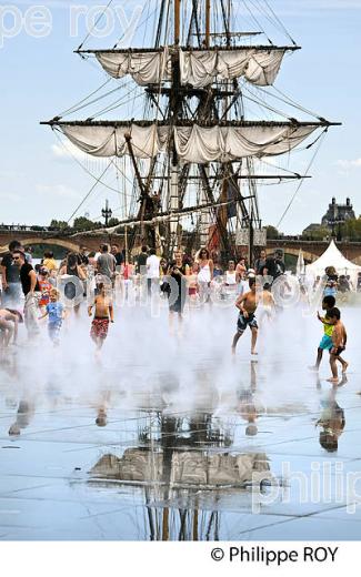 L' HERMIONE ET LE MIROIR D' EAU ,  PLACE DE LA BOURSE,  PORT DE LA LUNE, VILLE DE BORDEAUX, GIRONDE. (33F24232.jpg)