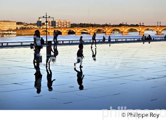 LE MIROIR D' EAU ,  PLACE DE LA BOURSE,  PORT DE LA LUNE, VILLE DE BORDEAUX. (33F24304.jpg)
