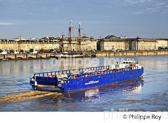 L' HERMIONE , ET BARGE AIRBUS A 380, LA GARONNE, PORT DE LA LUNE, VILLE DE BORDEAUX. (33F24502.jpg)