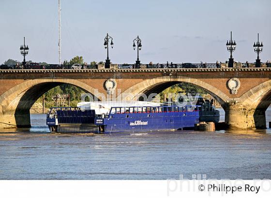 BARGE AIRBUS A 380, SUR  LA GARONNE, PORT DE LA LUNE, VILLE DE BORDEAUX. (33F24507.jpg)