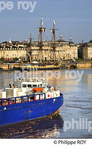 BARGE AIRBUS A 380, SUR  LA GARONNE, PORT DE LA LUNE, VILLE DE BORDEAUX. (33F24508.jpg)