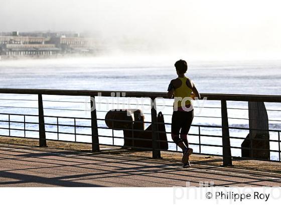 PROMENADE ,  QUAIS DE BACALAN, LA GARONNE,  PORT DE LA LUNE, VILLE DE BORDEAUX, GIRONDE. (33F24807.jpg)