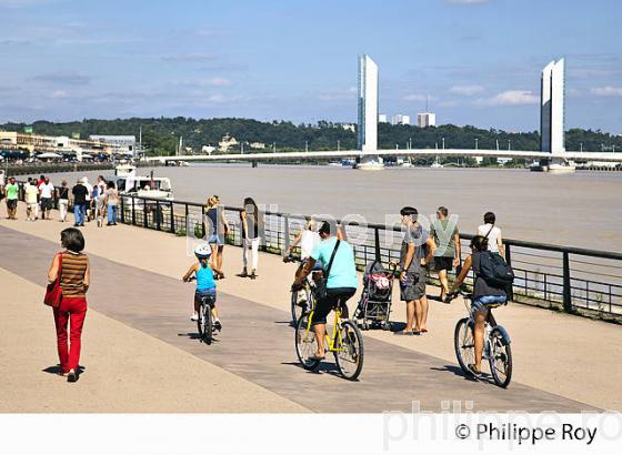 PROMENADE ,  QUAIS DE BACALAN, LA GARONNE,  PORT DE LA LUNE, VILLE DE BORDEAUX, GIRONDE. (33F24817.jpg)