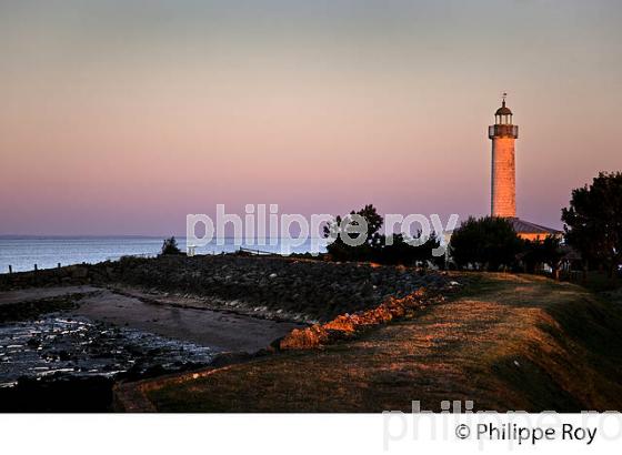 PHARE  RICHARD  SUR  L' ESTUAIRE DE LA GIRONDE,  MEDOC,  AQUITAINE. (33F26937.jpg)