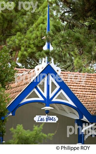 VILLA, QUARTIER DES 44 HECTARES, PRESQU' ILE DU CAP FERRET, BASSIN D' ARCACHON, GIRONDE. (33F27226.jpg)