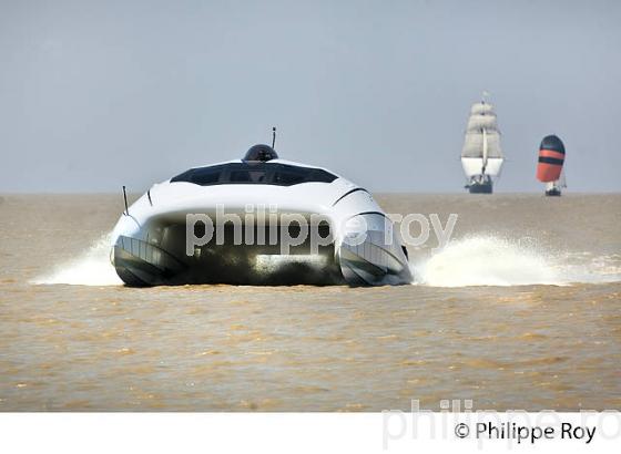 PROTOTYPE CATAMARAN, SOCIETE A2V, TRANSPORT PASSAGERS , ESTUAIRE DE LA GIRONDE. (33F28105.jpg)