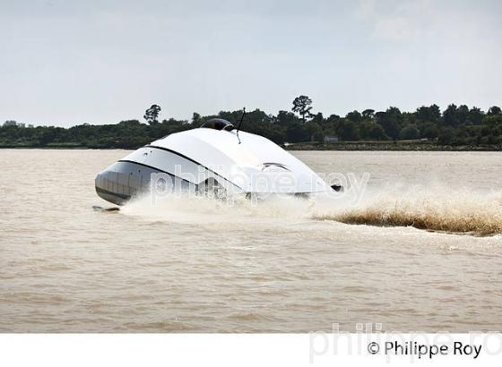 PROTOTYPE CATAMARAN, SOCIETE A2V, TRANSPORT PASSAGERS , ESTUAIRE DE LA GIRONDE. (33F28109.jpg)