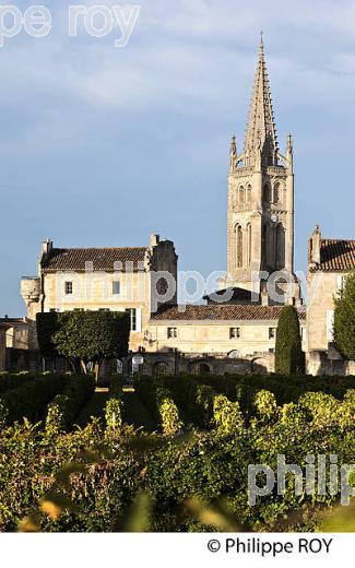 MAISON DITE DE  LA COMMANDERIE, ET CLOCHER DU  VILLAGE DE SAINT-EMILION, GIRONDE. (33F28323.jpg)