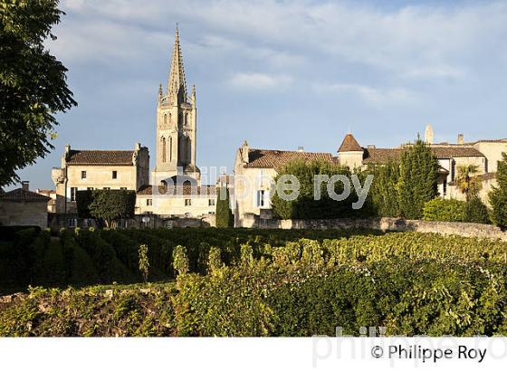 MAISON DITE DE  LA COMMANDERIE, ET CLOCHER DU  VILLAGE DE SAINT-EMILION, GIRONDE. (33F28324.jpg)