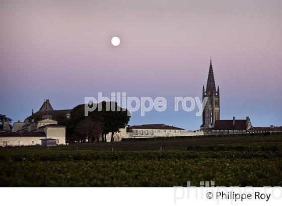 LE CLOCHER DE L' EGLISE MONOLITHE ET LE VILLAGE DE SAINT-EMILION, AU SOIR, GIRONDE. (33F28405.jpg)