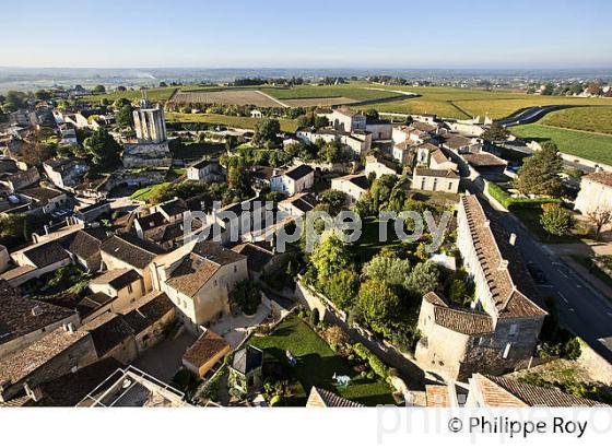 LE  VILLAGE DE SAINT-EMILION, VU DEPUIS LE CLOCHER,  GIRONDE. (33F28520.jpg)