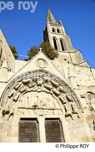 PORTAIL ET CLOCHER DE L' EGLISE MONOLITHE,  VILLAGE DE SAINT-EMILION, GIRONDE. (33F28536.jpg)