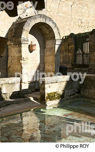 LE LAVOIR DE LA PETITE FONTAINE ET CLOCHER, CITE DE SAINT EMILION, GIRONDE. (33F28830.jpg)