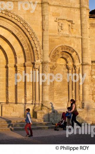 L' EGLISE   COLLEGIALE , VILLAGE DE SAINT-EMILION, GIRONDE. (33F29018.jpg)
