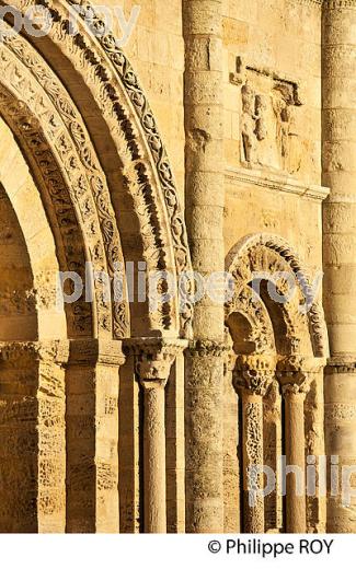 L' EGLISE   COLLEGIALE , VILLAGE DE SAINT-EMILION, GIRONDE. (33F29020.jpg)