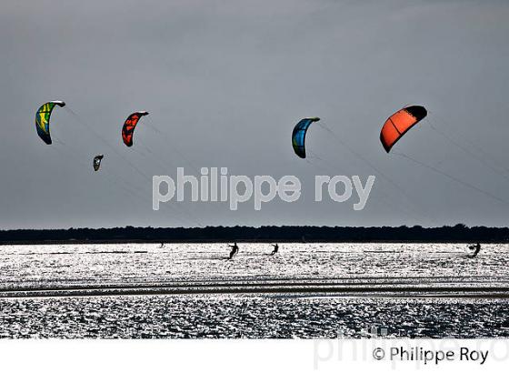 KITESURF, PLAGES DES ARBOUSIERS, ARCACHON, BASSIN D' ARCACHON, GIRONDE. (33F30535.jpg)