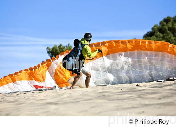 VOL EN PARAPENTE , DEPUIS LA DUNE DU PILAT, BASSIN D' ARCACHON, GIRONDE. (33F30610.jpg)