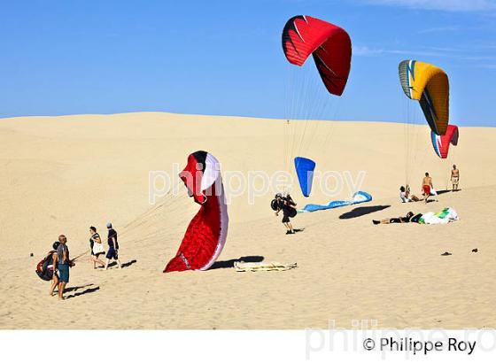VOL EN PARAPENTE , DEPUIS LA DUNE DU PILAT, BASSIN D' ARCACHON, GIRONDE. (33F30617.jpg)