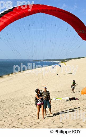 VOL EN PARAPENTE , DEPUIS LA DUNE DU PILAT, BASSIN D' ARCACHON, GIRONDE. (33F30627.jpg)