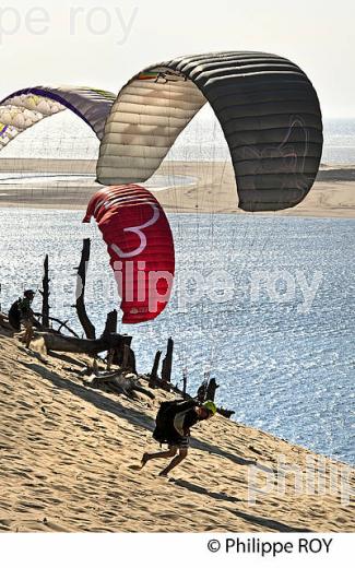 VOL EN PARAPENTE , DEPUIS LA DUNE DU PILAT, BASSIN D' ARCACHON, GIRONDE. (33F30628.jpg)