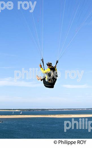 VOL EN PARAPENTE , DEPUIS LA DUNE DU PILAT, BASSIN D' ARCACHON, GIRONDE. (33F30732.jpg)
