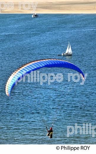VOL EN PARAPENTE , DEPUIS LA DUNE DU PILAT, BASSIN D' ARCACHON, GIRONDE. (33F30814.jpg)