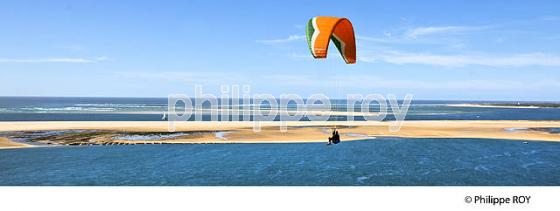 VOL EN PARAPENTE , DEPUIS LA DUNE DU PILAT, BASSIN D' ARCACHON, GIRONDE. (33F30831.jpg)