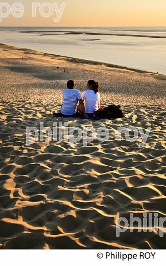 TOURISTES ET CREPUSCULE SUR LA DUNE DU PILAT, BASSIN D' ARCACHON, GIRONDE. (33F31003.jpg)