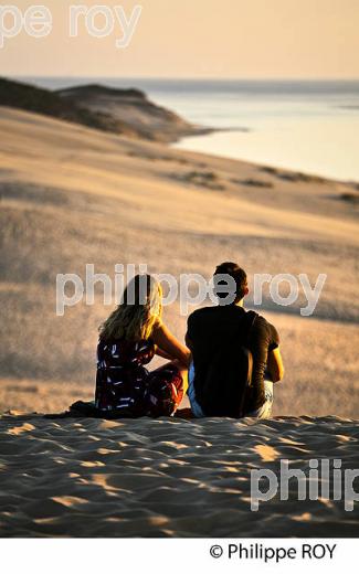 TOURISTES ET CREPUSCULE SUR LA DUNE DU PILAT, BASSIN D' ARCACHON, GIRONDE. (33F31004.jpg)