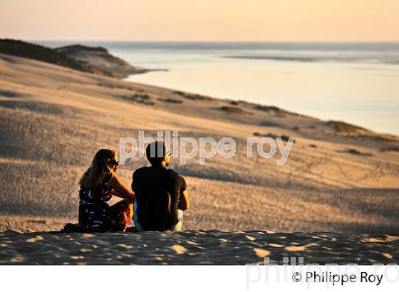 TOURISTES ET CREPUSCULE SUR LA DUNE DU PILAT, BASSIN D' ARCACHON, GIRONDE. (33F31011.jpg)