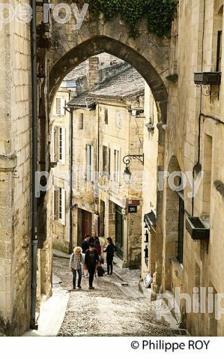 RUE ET ARCEAU DE LA PORTE DE LA CADENE, CITE DE SAINT-EMILION, GIRONDE (33F31225.jpg)