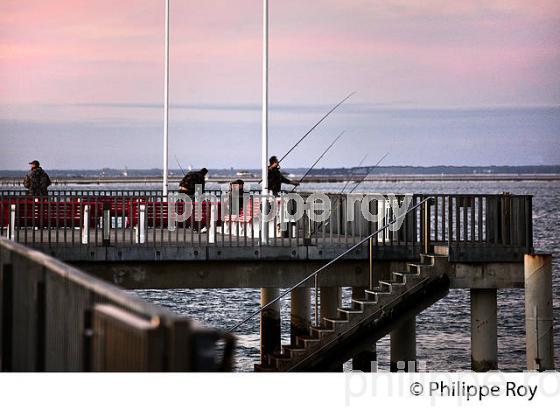 PECHEUR AU SOIR, JETEE CROIX DES MARINS,  GRANDE PLAGE  D' ARCACHON, GIRONDE. (33F31915.jpg)