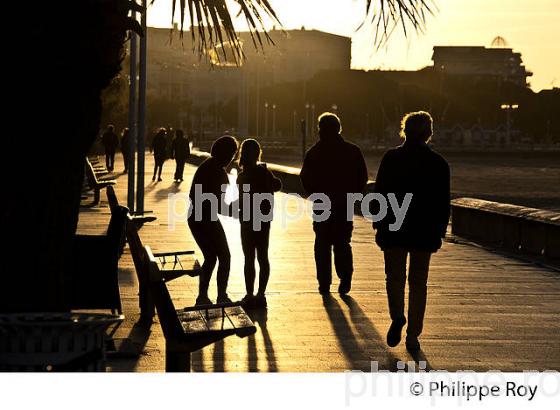 PROMENADEAU SOIR ,  GRANDE PLAGE D' ARCACHON, GIRONDE. (33F31923.jpg)