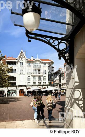 PLACE DES MARQUISES, QUARTIER DU COEUR DE  VILLE, ARCACHON, GIRONDE. (33F31939.jpg)