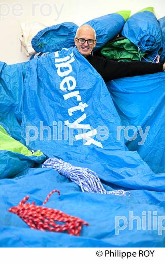 LE NAVIGATEUR YVES PARLIER, ET VOILE KITE, LIBERTY KITE,  LA TESTE DE BUCH, GIRONDE. (33F32331.jpg)
