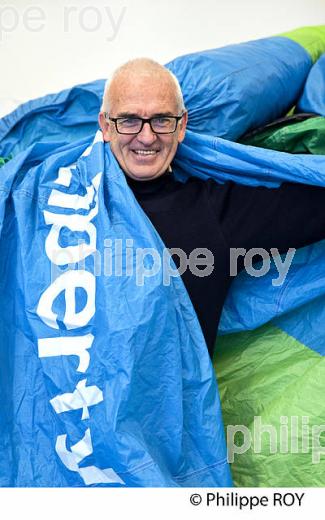 LE NAVIGATEUR YVES PARLIER, ET VOILE KITE, LIBERTY KITE,  LA TESTE DE BUCH, GIRONDE. (33F32332.jpg)