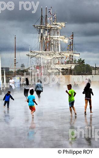 LE MIROIR D' EAU ET VOILIER, VIEUX GREEMENT A QUAI, BORDEAUX FETE LE VIN. (33F33806.jpg)