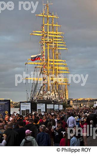 LE KRUZENSHTERN, RASSEMBLEMENT  DE GRANDS VOILIERS DANS  LE PORT DE LA LUNE,  BORDEAUX FETE LE VIN, VILLE DE BORDEAUX. (33F33936.jpg)