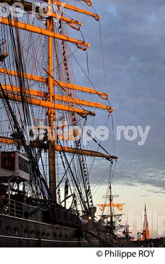 LE KRUZENSHTERN, RASSEMBLEMENT  DE GRANDS VOILIERS DANS  LE PORT DE LA LUNE,  BORDEAUX FETE LE VIN, VILLE DE BORDEAUX. (33F33939.jpg)