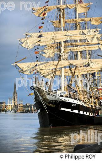 LE BELEM, RASSEMBLEMENT  DE GRANDS VOILIERS DANS  LE PORT DE LA LUNE,  VILLE DE  BORDEAUX FETE LE VIN. (33F34023.jpg)