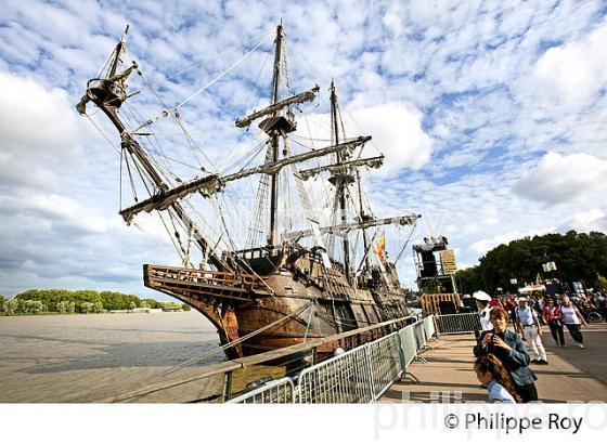 LE GALION   EL GALEON, RASSEMBLEMENT  DE GRANDS VOILIERS DANS  LE PORT DE LA LUNE,  BORDEAUX FETE LE VIN, VILLE DE BORDEAUX. (33F34038.jpg)