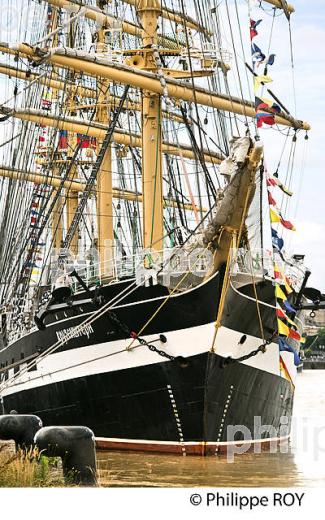 LE KRUZENSHTERN, RASSEMBLEMENT  DE GRANDS VOILIERS DANS  LE PORT DE LA LUNE,  BORDEAUX FETE LE VIN, VILLE DE BORDEAUX. (33F34126.jpg)