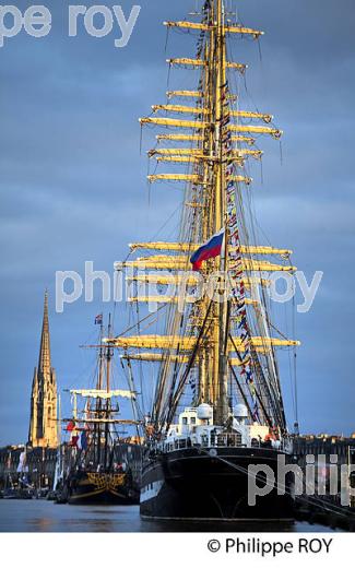LE KRUZENSHTERN, RASSEMBLEMENT  DE GRANDS VOILIERS DANS  LE PORT DE LA LUNE,  BORDEAUX FETE LE VIN, VILLE DE BORDEAUX. (33F34130.jpg)