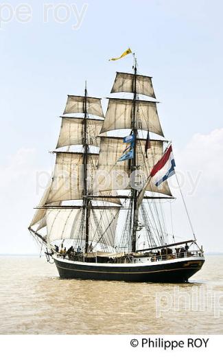 LE  MORGENSTER BRICK NEERLANDAIS, SOUS VOILE DANS L' ESTUAIRE DE LA GIRONDE. (33F34210.jpg)