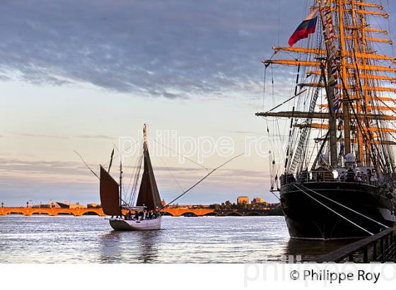 LE BICHE, ANCIEN THONIER, A LA VOILE, ET LE  ET LE BATEAU ECOLE RUSSE KRUZENSHTERN ,  A QUAI DANS LE PRT DE LA LUNE BORDEAUX. (33F34428.jpg)