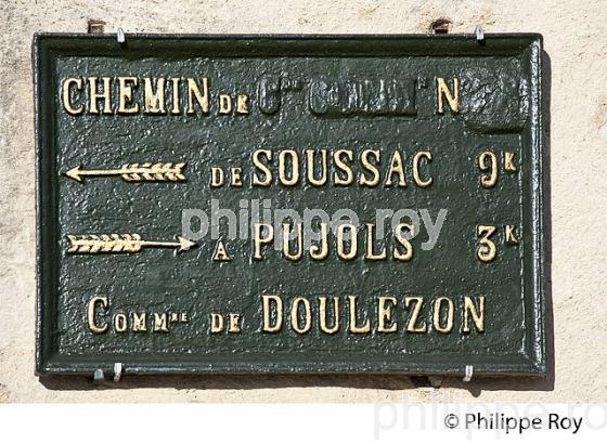 ANCIENNE PLAQUE ROUTIERE , VILLAGE DE DOULEZON, ENTRE DEUX MERS, GIRONDE (33F35135.jpg)