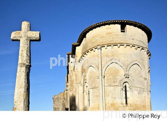 EGLISE ROMANE, VILLAGE FORTIFIE   DE PUJOLS, ENTRE DEUX MERS, GIRONDE. (33F35304.jpg)