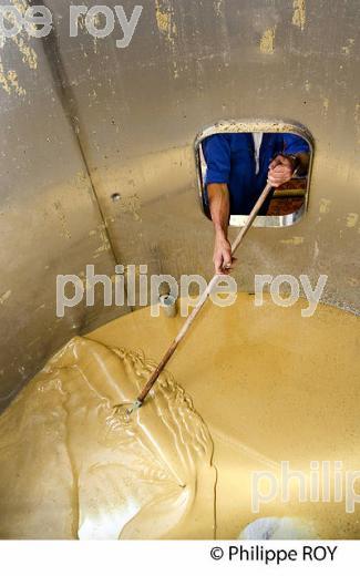 LAVAGE DU MATERIEL, VINIFICATION EN BORDELAIS (33V37309.jpg)