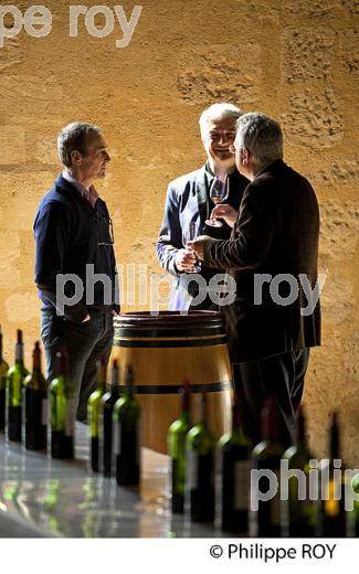 DEGUSTATION VINS PRIMEURS,  SAINT EMILION, GIRONDE. (33V38628.jpg)